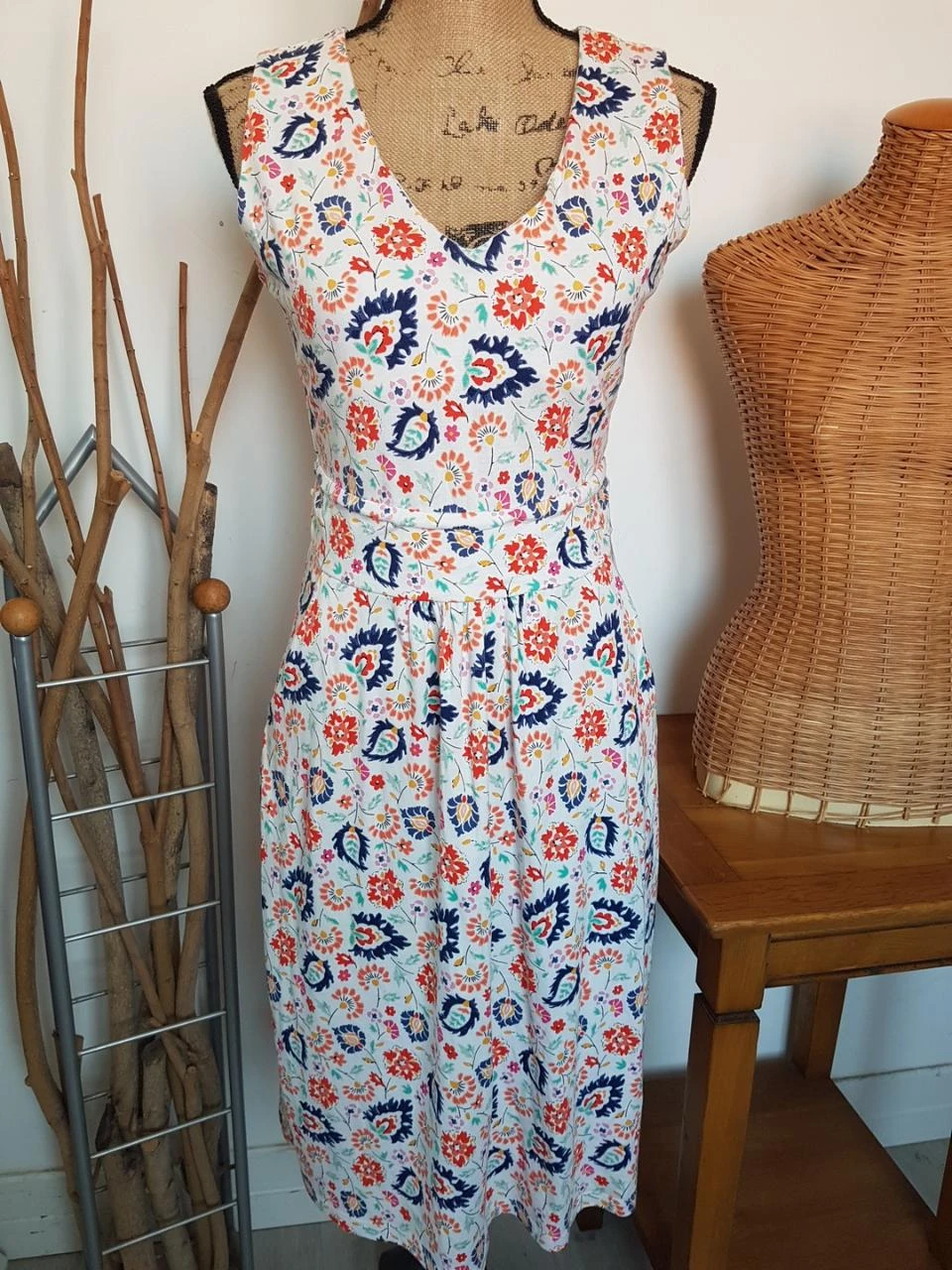Robe blanche et multicolore